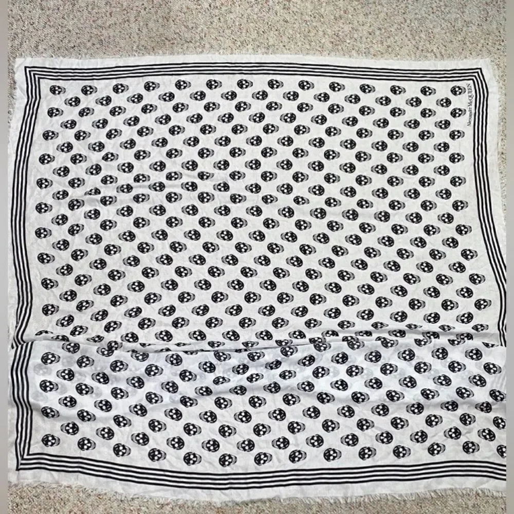 Alexander McQueen scarf in fabric with Skull print